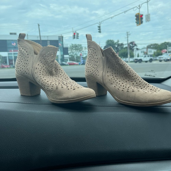 Adorable beige booties!! - Picture 2 of 6